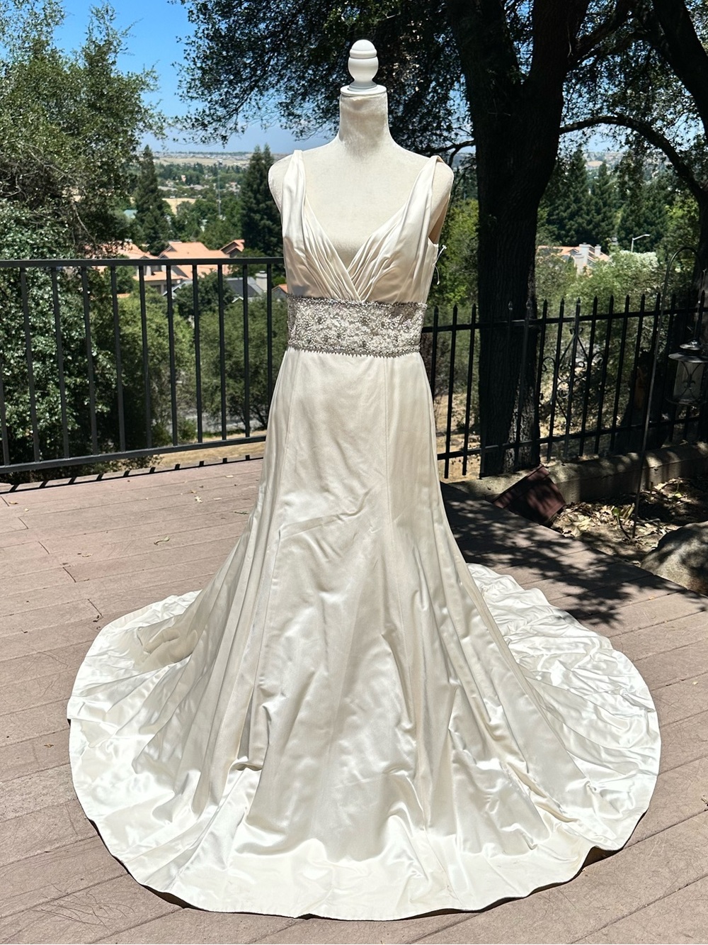 Jim Hjelm Wedding Dress 8916
